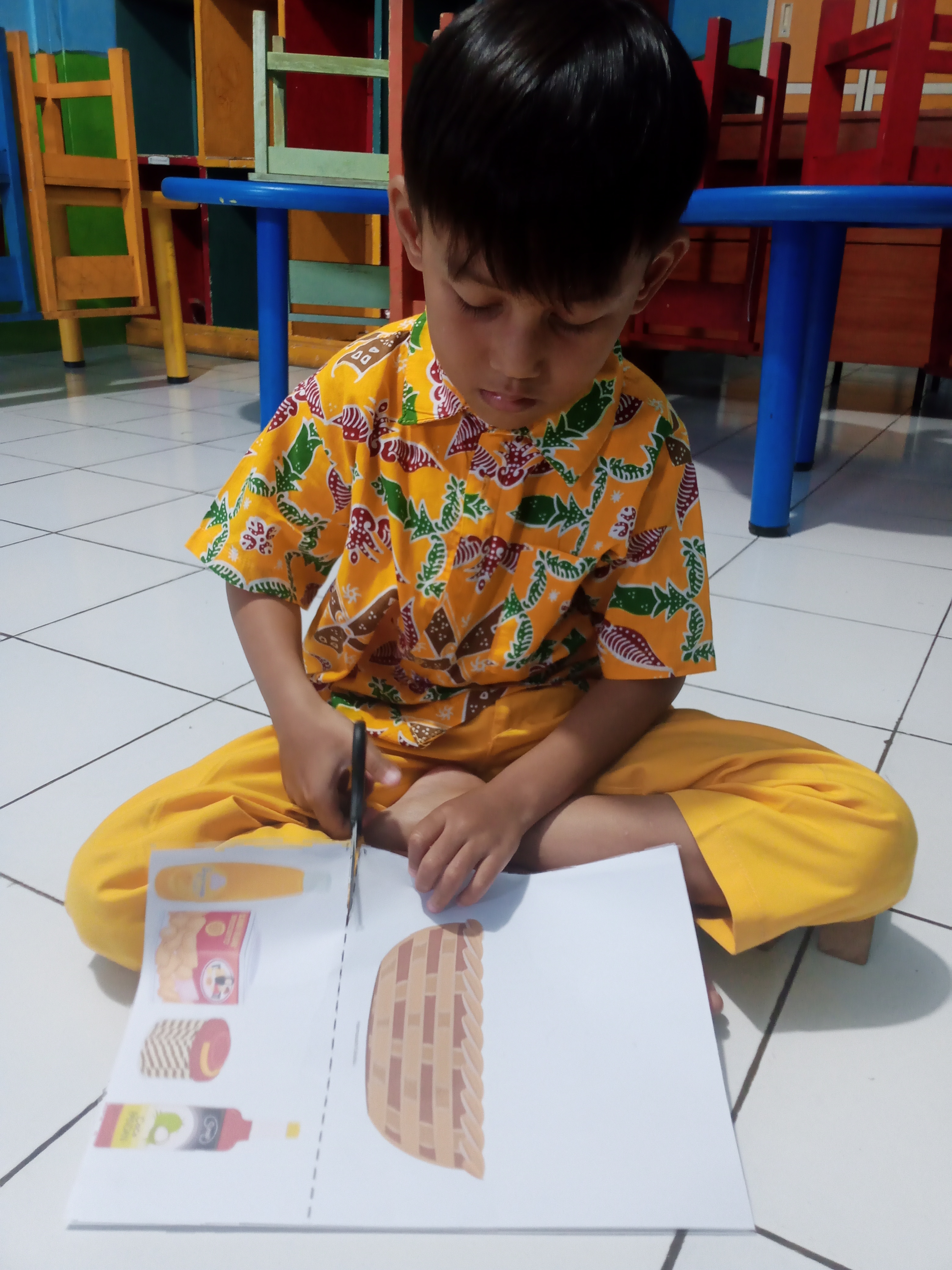 Green A "Menggunting dan menempel kreasi Hampers"