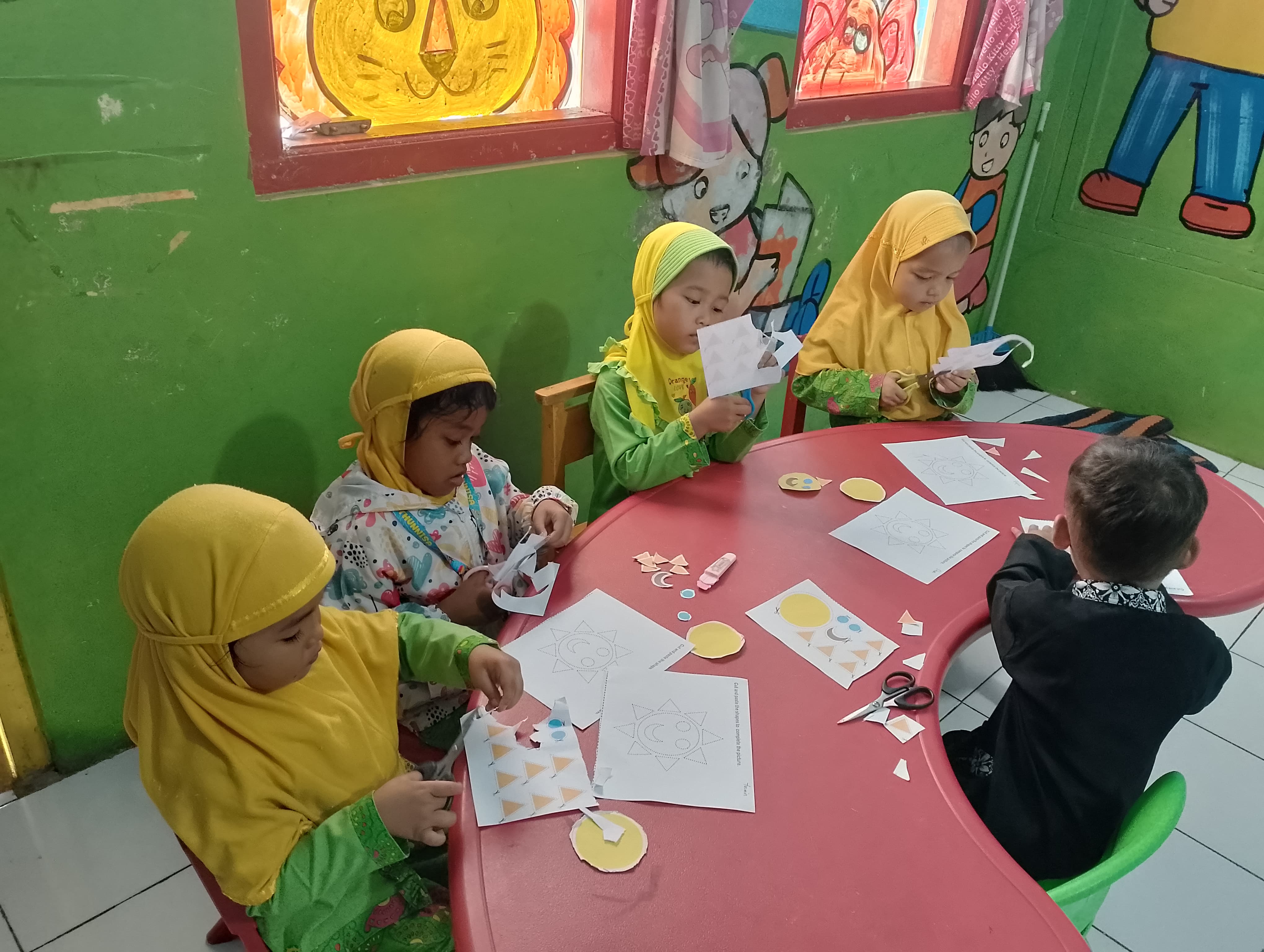 Yellow “Menggunting dan Menempel Gambar Matahari”