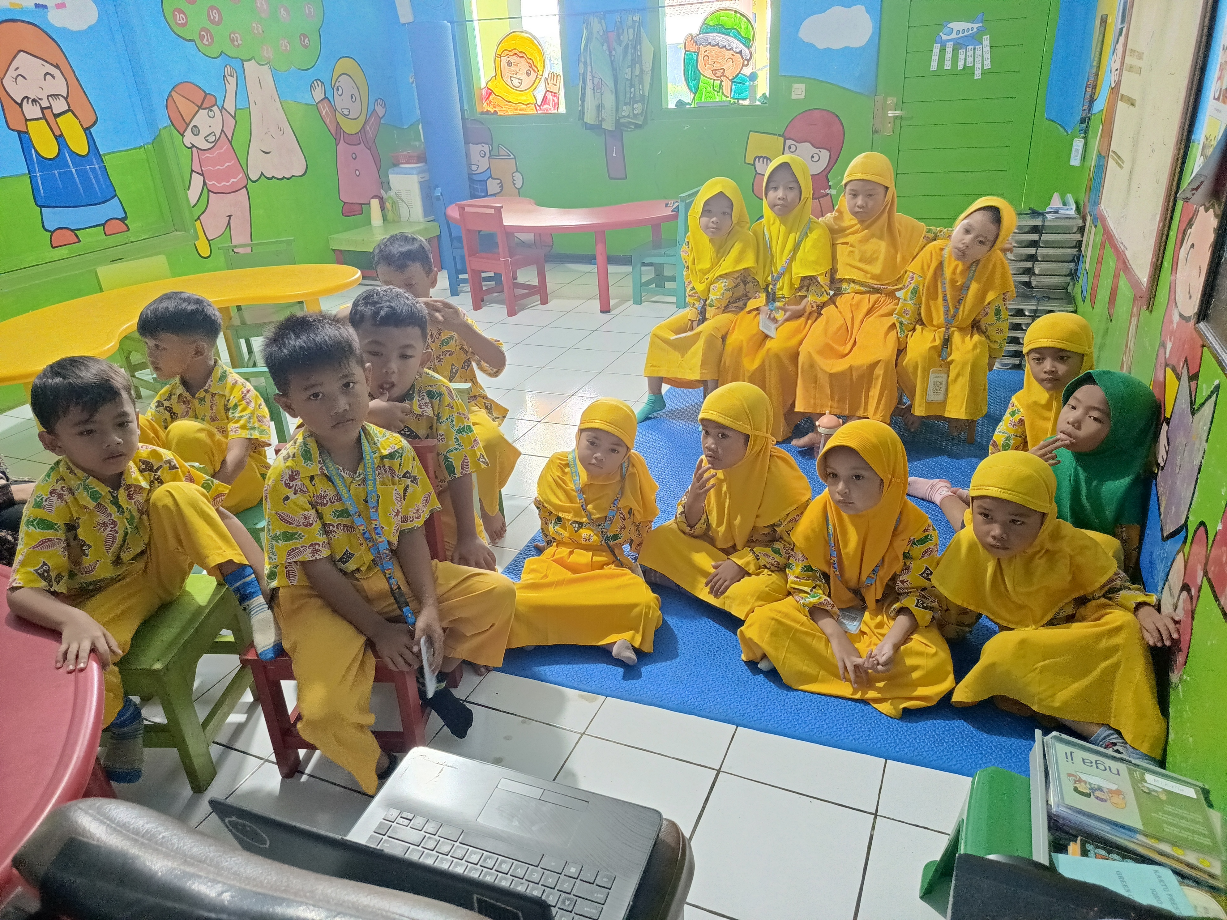 Green B " Menonton Film Edukasi"