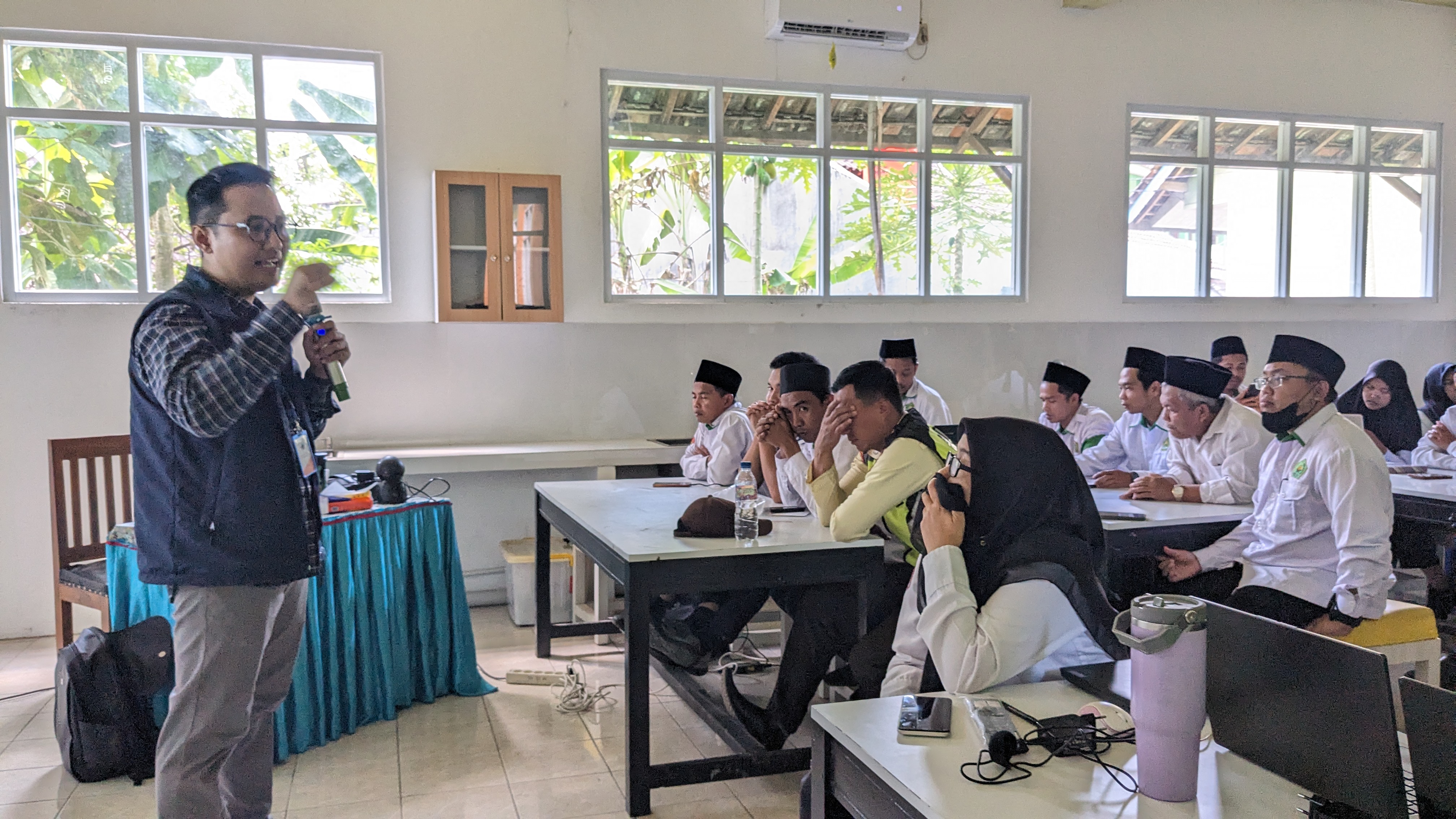 PELATIHAN DIGITALISASI GURU