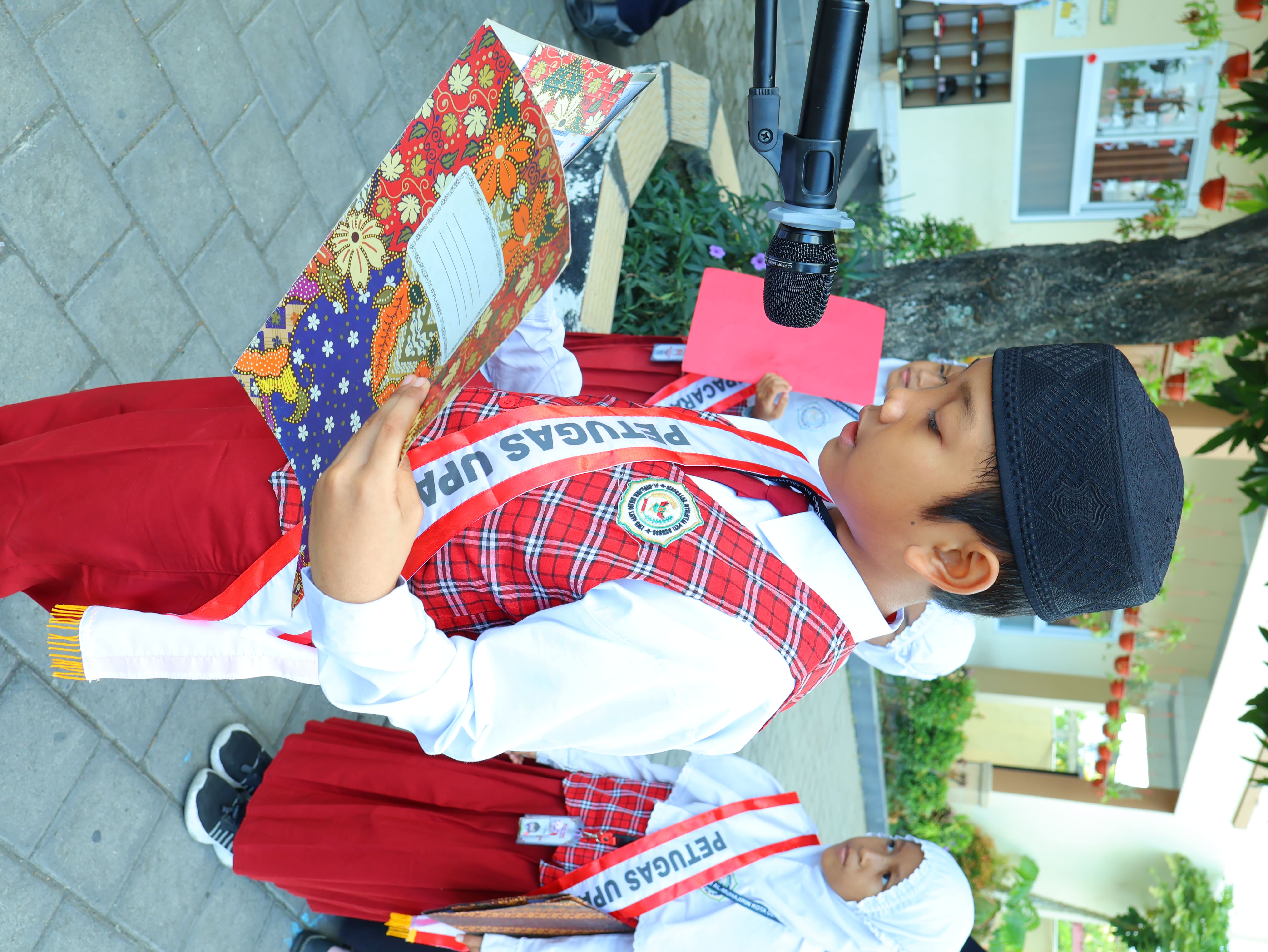 UPACARA HARI SENIN OLEH KELAS 3 BAARIZ