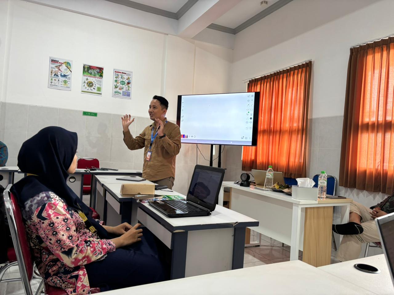 Hari Ketiga Pelatihan Aplikasi Berbasis Data Scholarik: Guru MI Puti Bungsu Semakin Mantap Go Digital