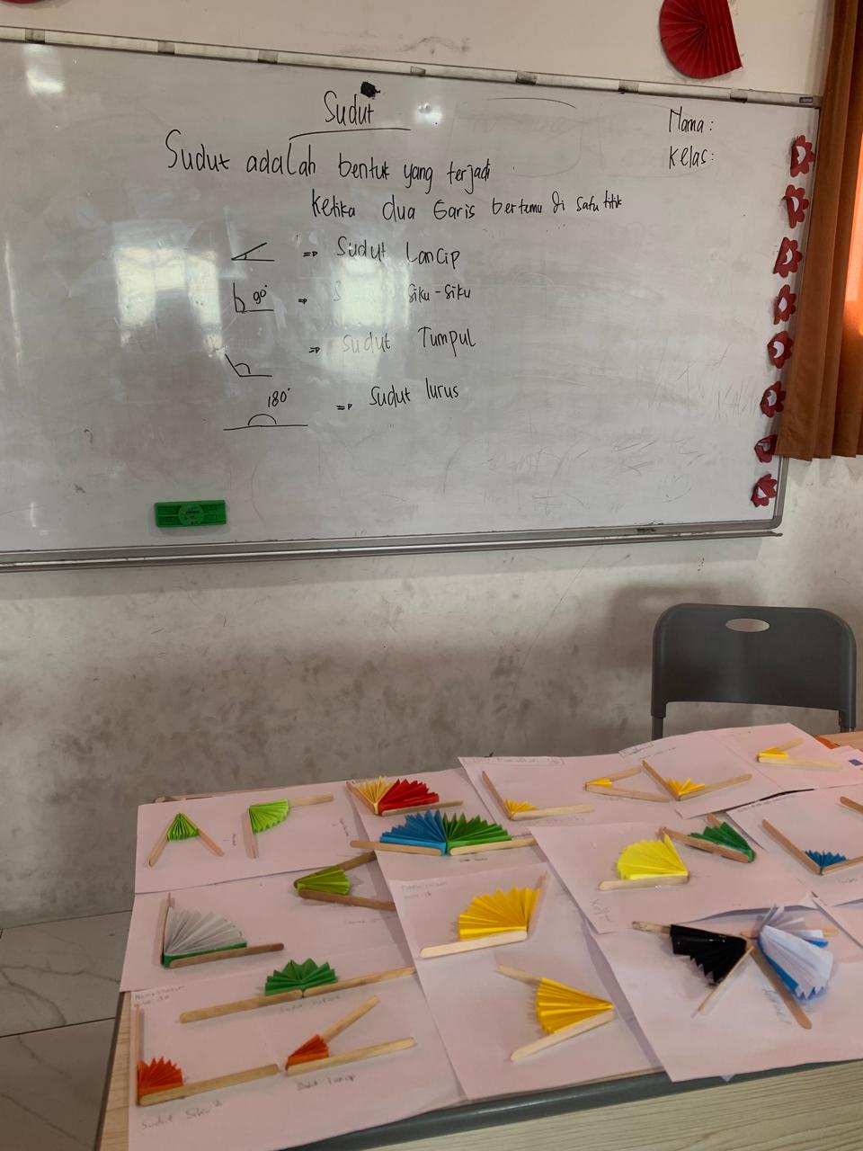 Belajar Sudut Jadi Seru, Siswa Kelas 3B MI Puti Bungsu Kreasikan Origami dan Stik Es Krim