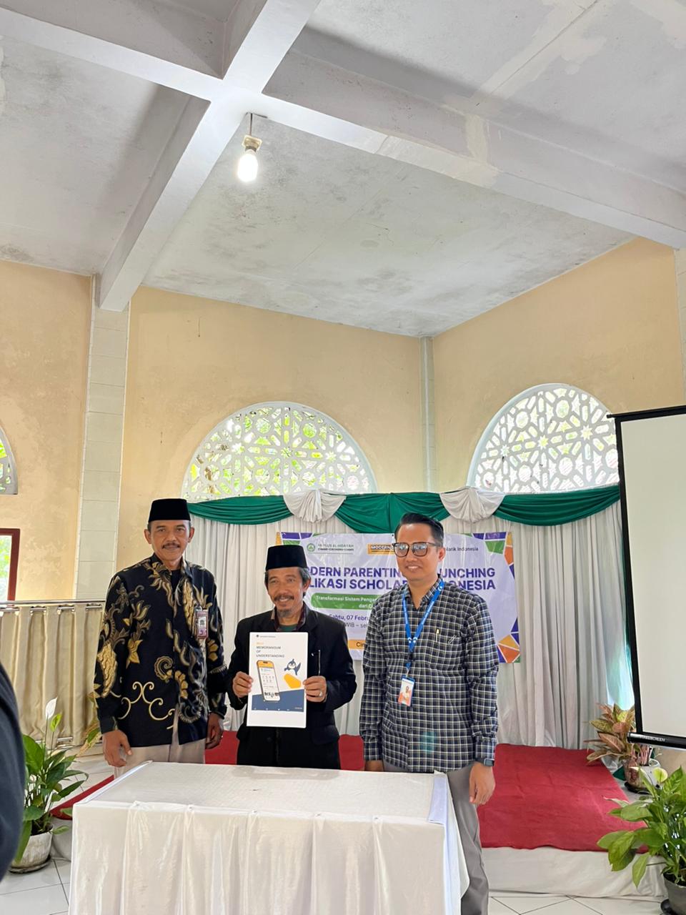 Modern Parenting dan Launching Aplikasi Scholarik Indonesia (Transformasi Sistem Pengasuhan dan Pengawasan - dari Cara Lama ke Cara Digital) di MI Plus Al Hidayah Cimari