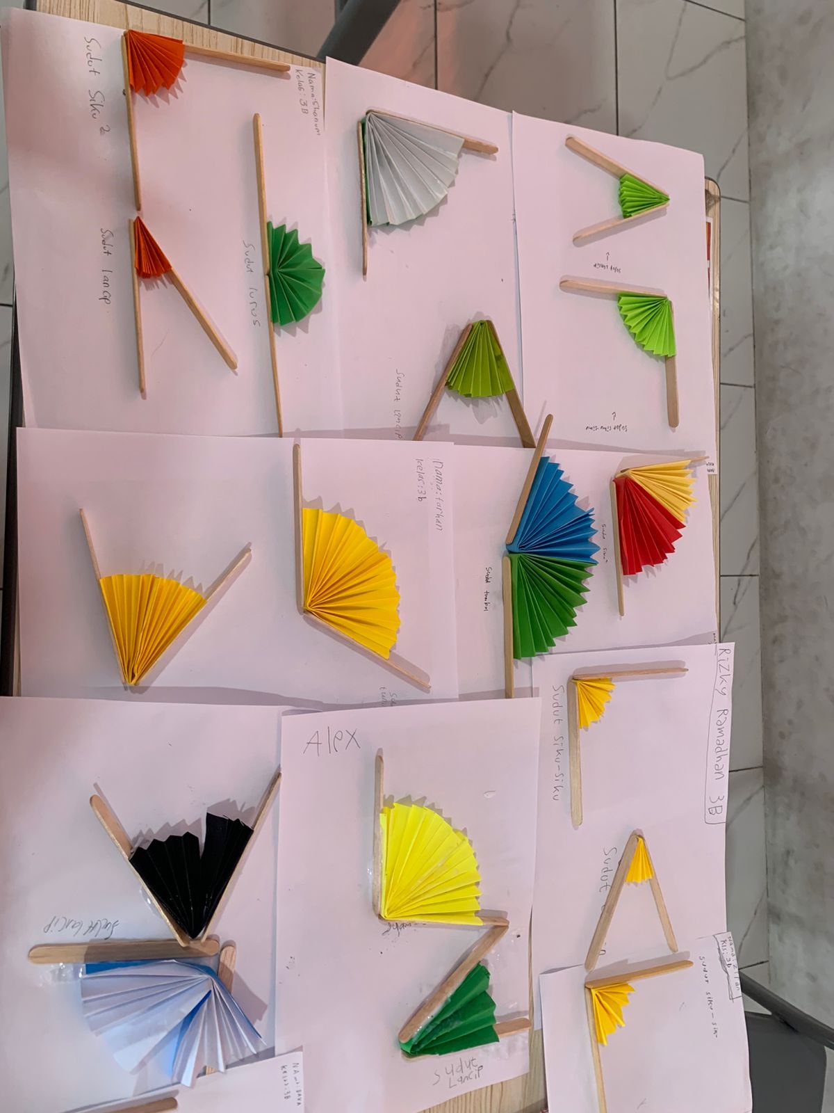 Belajar Sudut Jadi Seru, Siswa Kelas 3B MI Puti Bungsu Kreasikan Origami dan Stik Es Krim